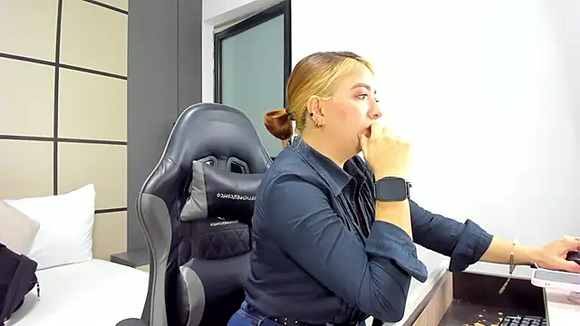 alma fenix online show from February 11, 2026, 2:11 pm