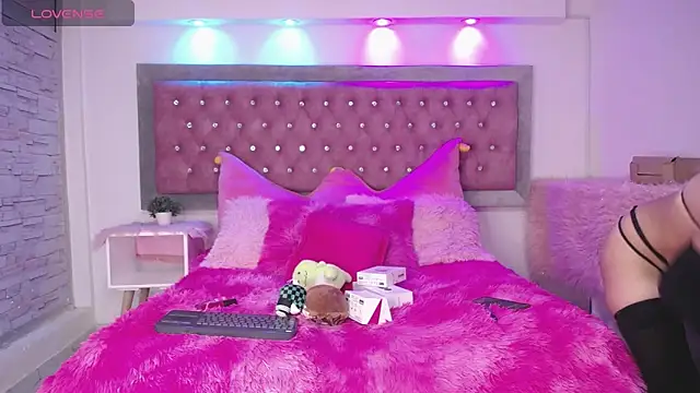 EmmaWilder online show from December 9, 2024, 8:33 pm