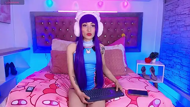 EmmaWilder online show from November 4, 2025, 8:52 pm