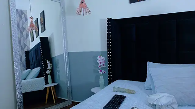 hotlatinateacher online show from November 7, 2025, 6:52 pm