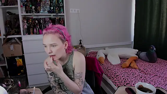 School Love online show from March 7, 2026, 7:05 am