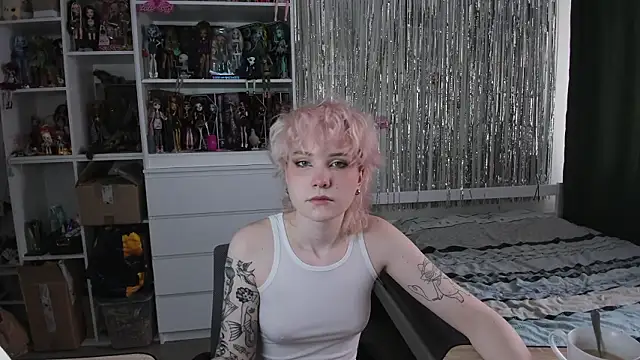 School Love online show from March 26, 2026, 7:03 am