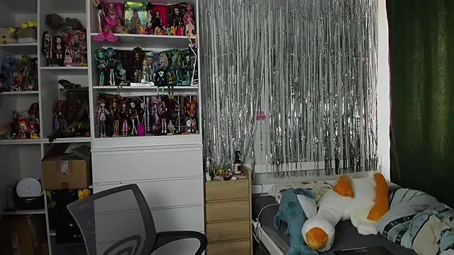 School Love online show from April 5, 2026, 7:05 am