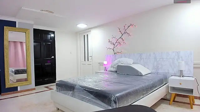 charolbruce 1 online show from April 17, 2026, 11:57 am