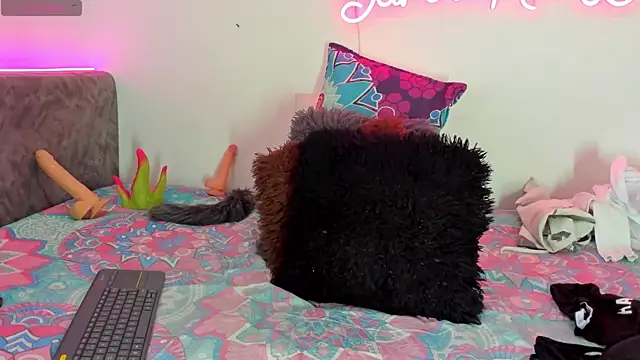 BarbieHotLaura online show from November 12, 2025, 7:35 pm