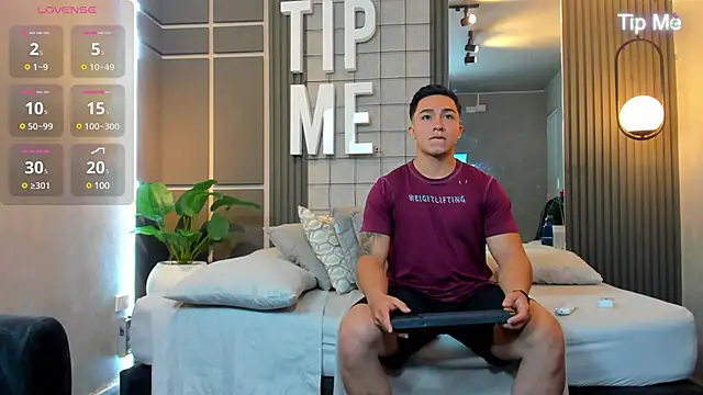 Snapshot of Ryan_Hunt chatting on December 17, 2024, 12:54 pm Ryan Hunt online show from December 17, 2024, 12:54 pm