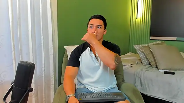 Snapshot of Ryan_Hunt chatting on January 14, 2025, 12:03 pm Ryan Hunt online show from January 14, 2025, 12:03 pm