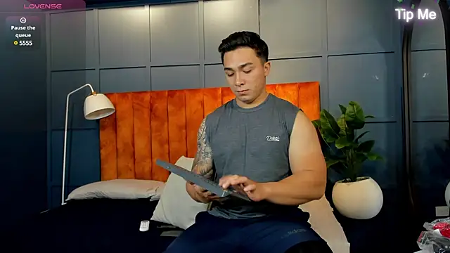 Snapshot of Ryan_Hunt chatting on February 5, 2025, 12:27 pm Ryan Hunt online show from February 5, 2025, 12:27 pm