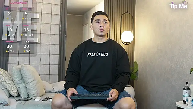 Snapshot of Ryan_Hunt chatting on March 5, 2025, 12:44 pm Ryan Hunt online show from March 5, 2025, 12:44 pm