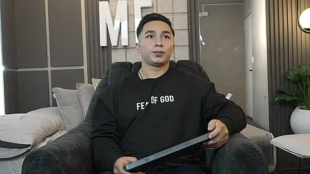 Snapshot of Ryan_Hunt chatting on March 13, 2025, 4:01 pm Ryan Hunt online show from March 13, 2025, 4:01 pm