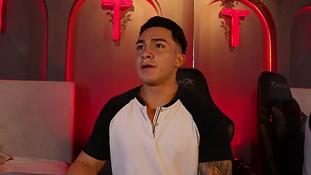 Snapshot of Ryan_Hunt chatting on October 5, 2025, 1:37 am Ryan Hunt online show from October 5, 2025, 1:37 am