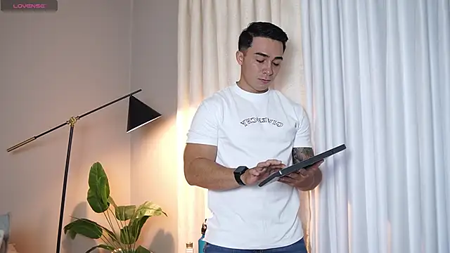 Snapshot of Ryan_Hunt chatting on October 31, 2025, 12:17 pm Ryan Hunt online show from October 31, 2025, 12:17 pm