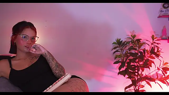 Snapshot of LorenRosse chatting on January 7, 2025, 11:24 pm LorenRosse online show from January 7, 2025, 11:24 pm