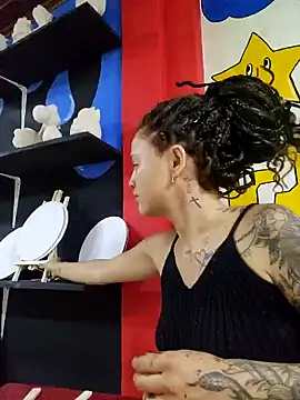 Snapshot of LorenRosse chatting on February 13, 2025, 12:02 am LorenRosse online show from February 13, 2025, 12:02 am