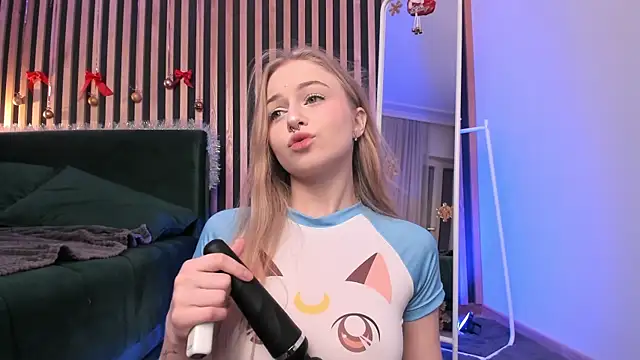 MiaMews online show from December 4, 2024, 3:10 pm