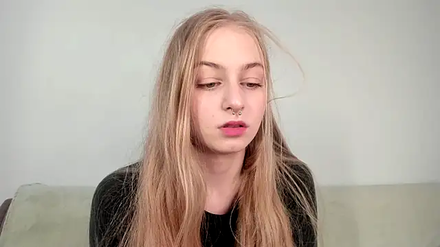 MiaMews online show from May 15, 2026, 7:04 am