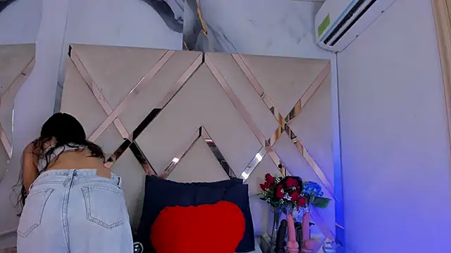 ninaht online show from October 17, 2025, 9:50 pm