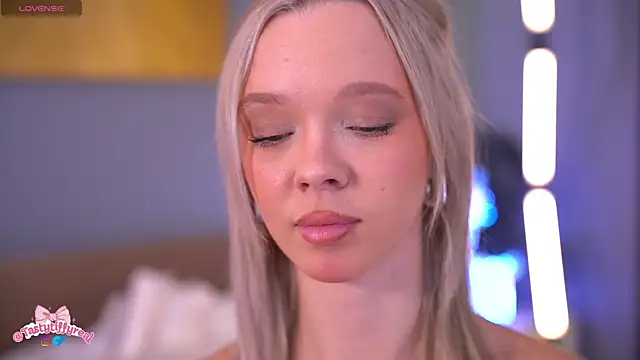  AlinaBailey online show from April 15, 2026, 7:15 am