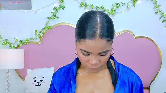 NahiaraReina online show from November 15, 2025, 1:18 pm