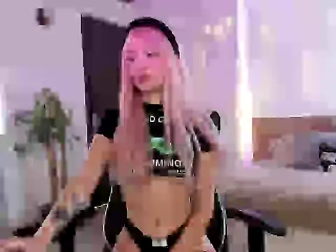 Snapshot of Sweett_cat chatting on January 14, 2025, 8:37 pm Sweett cat online show from January 14, 2025, 8:37 pm