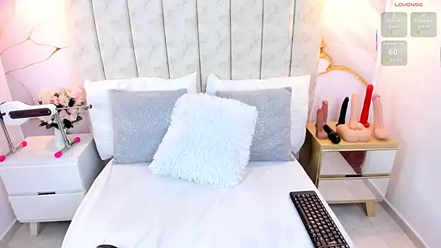 LauraSmith-01 online show from November 18, 2025, 9:19 pm