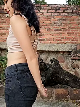 Snapshot of sweet_outdoor_charm chatting on February 25, 2026, 7:45 pm sweet outdoor charm online show from February 25, 2026, 7:45 pm