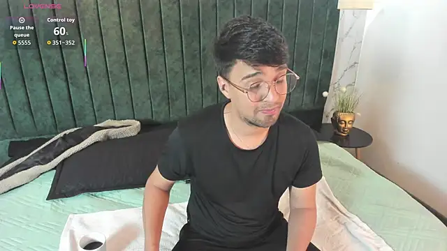 Snapshot of Edward_max chatting on April 5, 2026, 3:47 am Edward max online show from April 5, 2026, 3:47 am