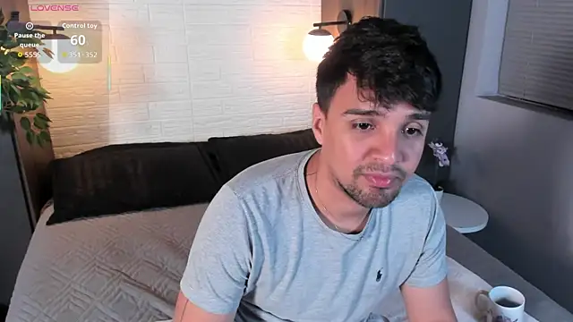 Snapshot of Edward_max chatting on April 7, 2026, 4:02 am Edward max online show from April 7, 2026, 4:02 am