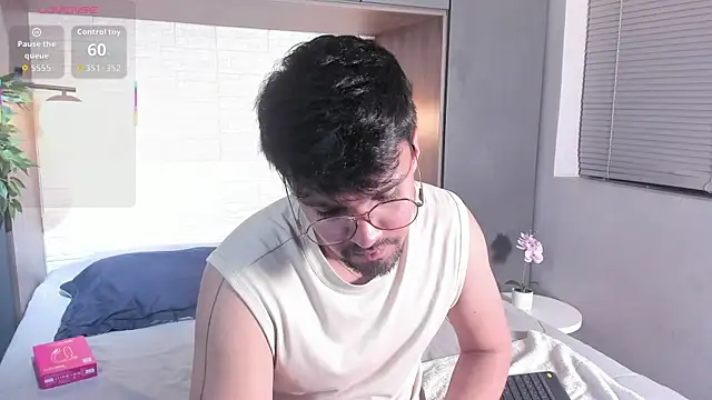 Snapshot of Edward_max chatting on April 16, 2026, 3:51 am Edward max online show from April 16, 2026, 3:51 am