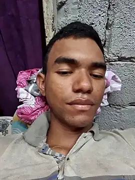 Reynold2608 online show from November 17, 2025, 5:41 pm