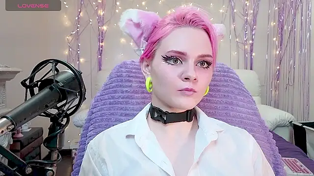 Snapshot of One_Moment_ chatting on December 2, 2024, 6:41 am One Moment online show from December 2, 2024, 6:41 am