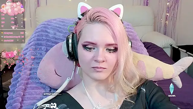 Snapshot of One_Moment_ chatting on December 17, 2024, 10:00 pm One Moment online show from December 17, 2024, 10:00 pm