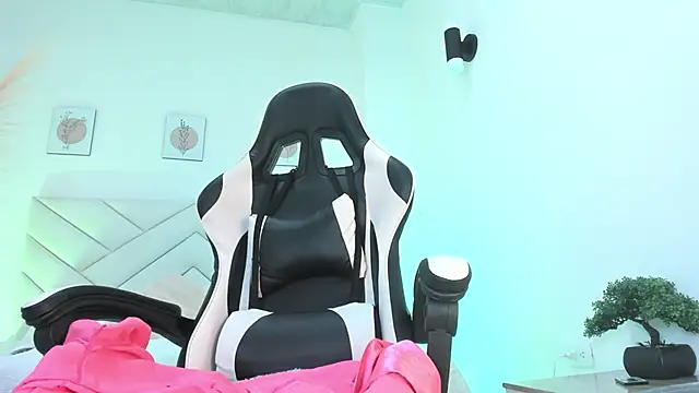 Brittany cute18 online show from February 15, 2025, 2:11 pm