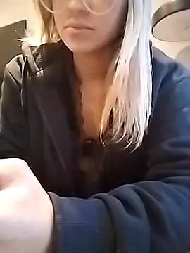 fofinhaa12 online show from September 15, 2025, 6:19 pm