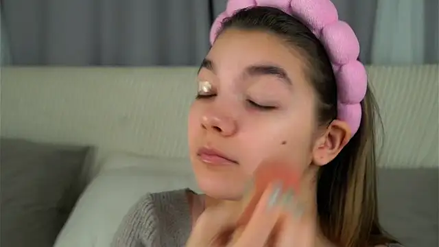 VeronaAppleberry online show from October 22, 2025, 11:32 am