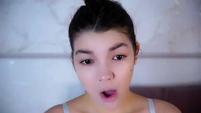 VeronaAppleberry online show from December 21, 2025, 1:35 am