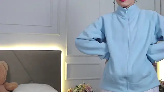 LeilaLow online show from December 21, 2024, 12:06 pm