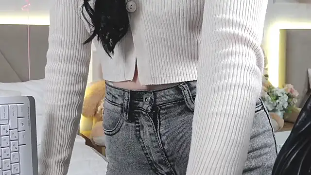 LeilaLow online show from February 15, 2025, 12:01 pm