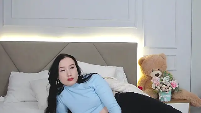 LeilaLow online show from February 25, 2025, 12:13 pm