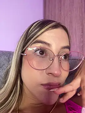 Issabela G1 online show from October 15, 2025, 11:49 pm