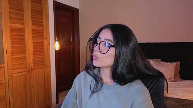 ChloeTurner  online show from April 15, 2026, 8:53 pm