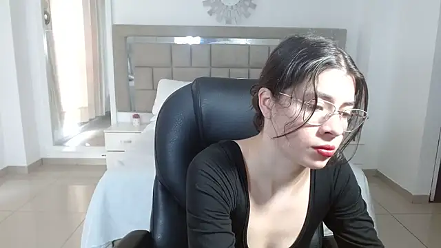 zoecruzz online show from November 12, 2025, 2:50 pm