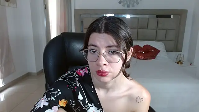 zoecruzz online show from November 21, 2025, 3:22 pm