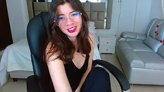 zoecruzz online show from March 8, 2026, 1:26 pm