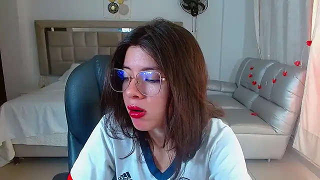 zoecruzz online show from March 26, 2026, 2:11 pm