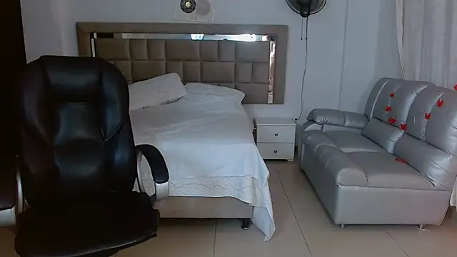 zoecruzz online show from March 28, 2026, 1:33 pm