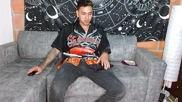 Snapshot of lianandnatasha chatting on January 15, 2025, 12:51 am lianandnatasha online show from January 15, 2025, 12:51 am