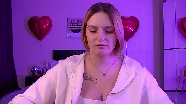 Snapshot of DianeMills chatting on February 26, 2025, 10:09 pm DianeMills online show from February 26, 2025, 10:09 pm