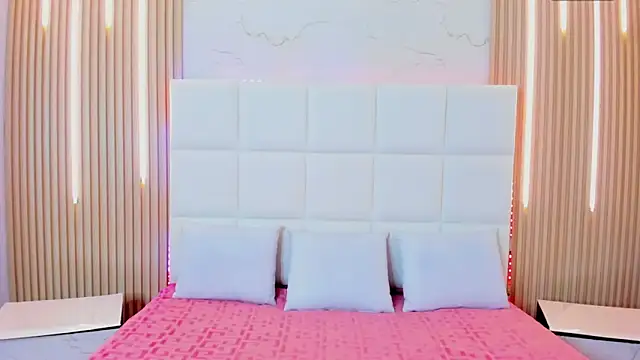 Iris Thompson  online show from October 18, 2025, 4:04 am