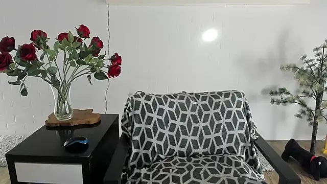 Snapshot of MendiPetite chatting on April 23, 2026, 4:53 pm MendiPetite online show from April 23, 2026, 4:53 pm